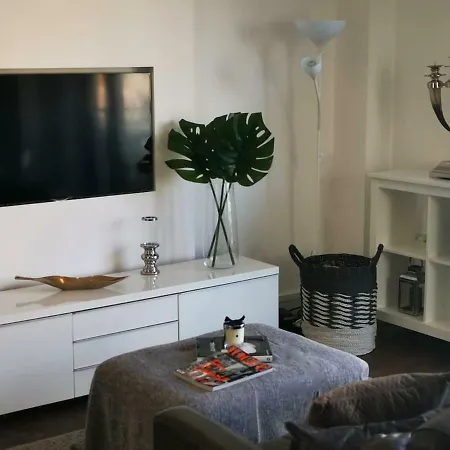 Stylish Harbourside With Secure Parking Apartment *
