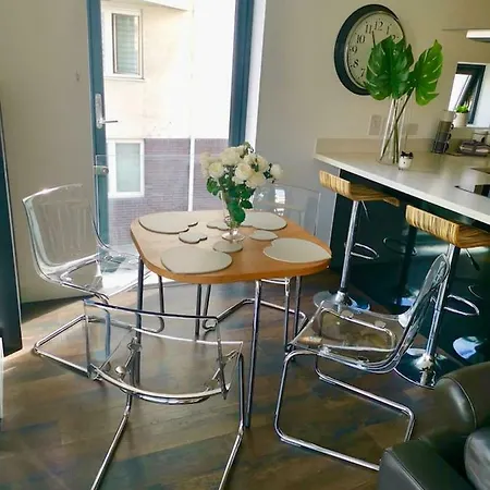 Stylish Harbourside With Secure Parking Apartment Bristol
